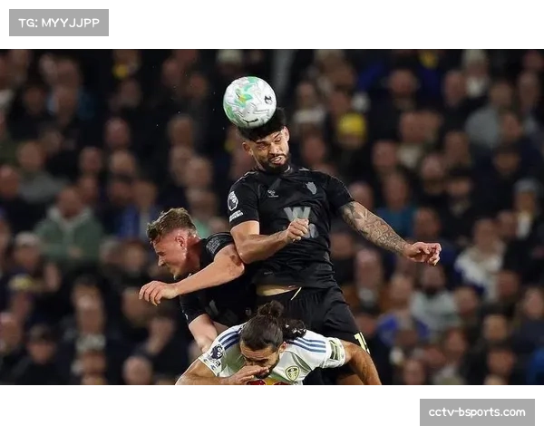 通讯：终场哨响，客场作战的伯恩利球员激动相拥庆祝关键胜利